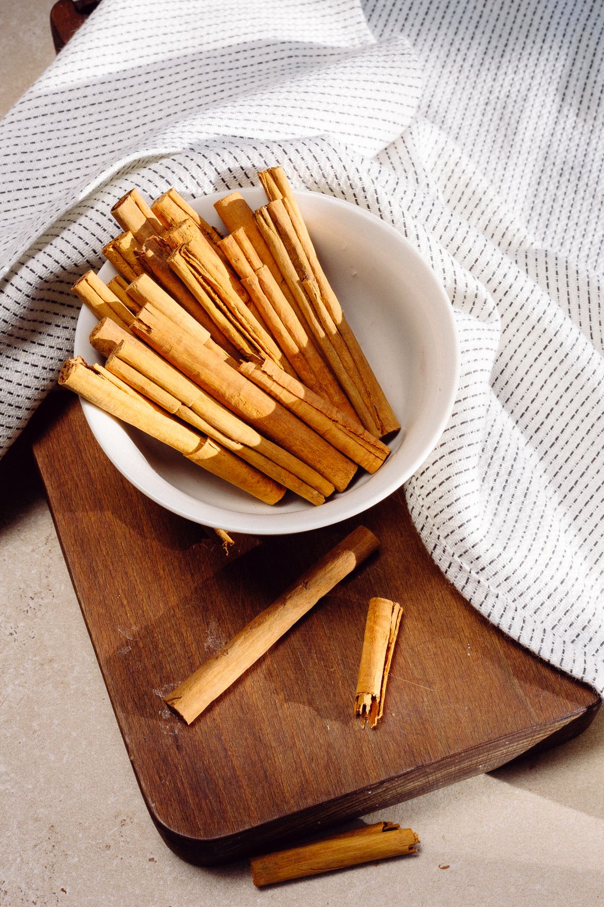 Zimtstangen in Schale