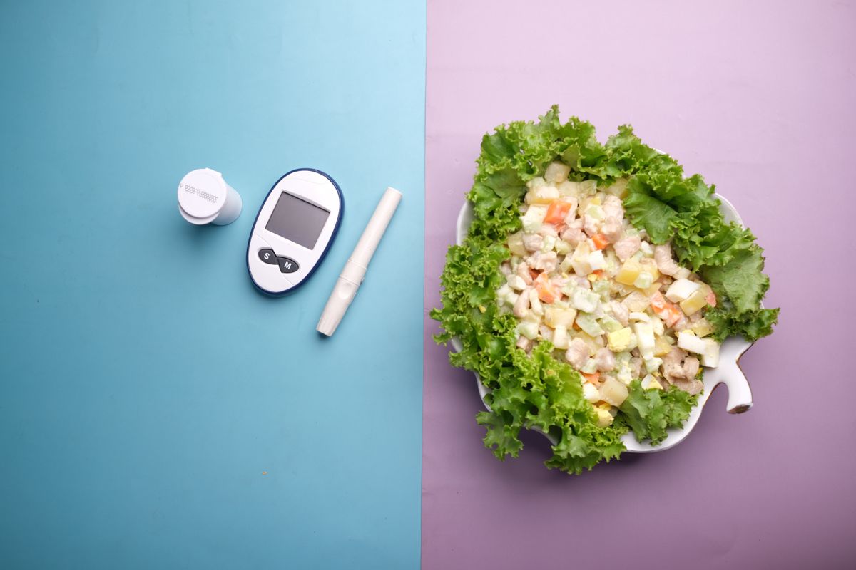 Blutzuckermessung mit frischem Salat