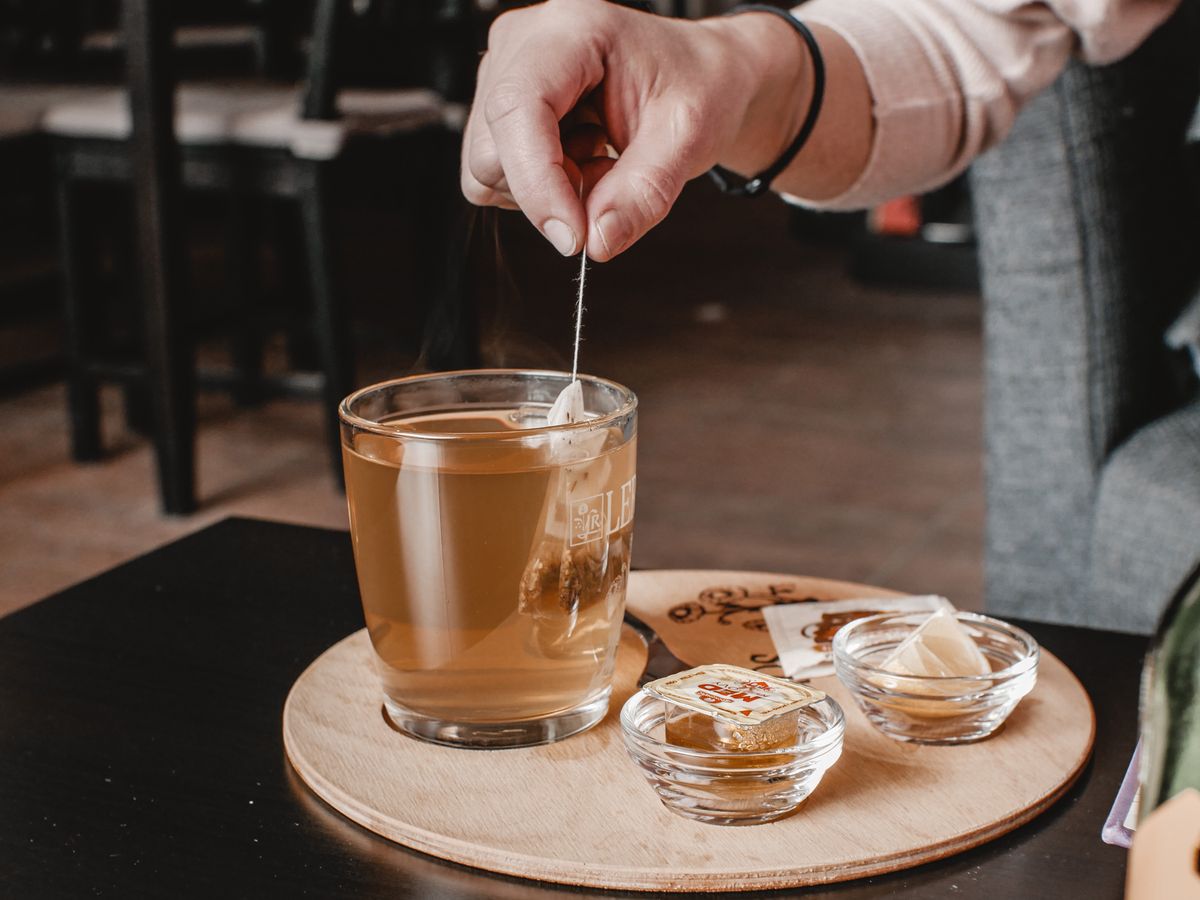 Kräutertee mit Honig und Zitrone