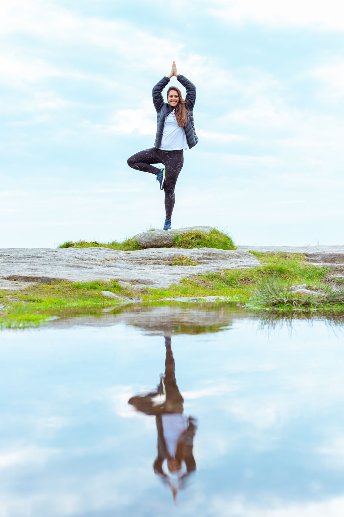 Frau praktiziert Yoga im Freien