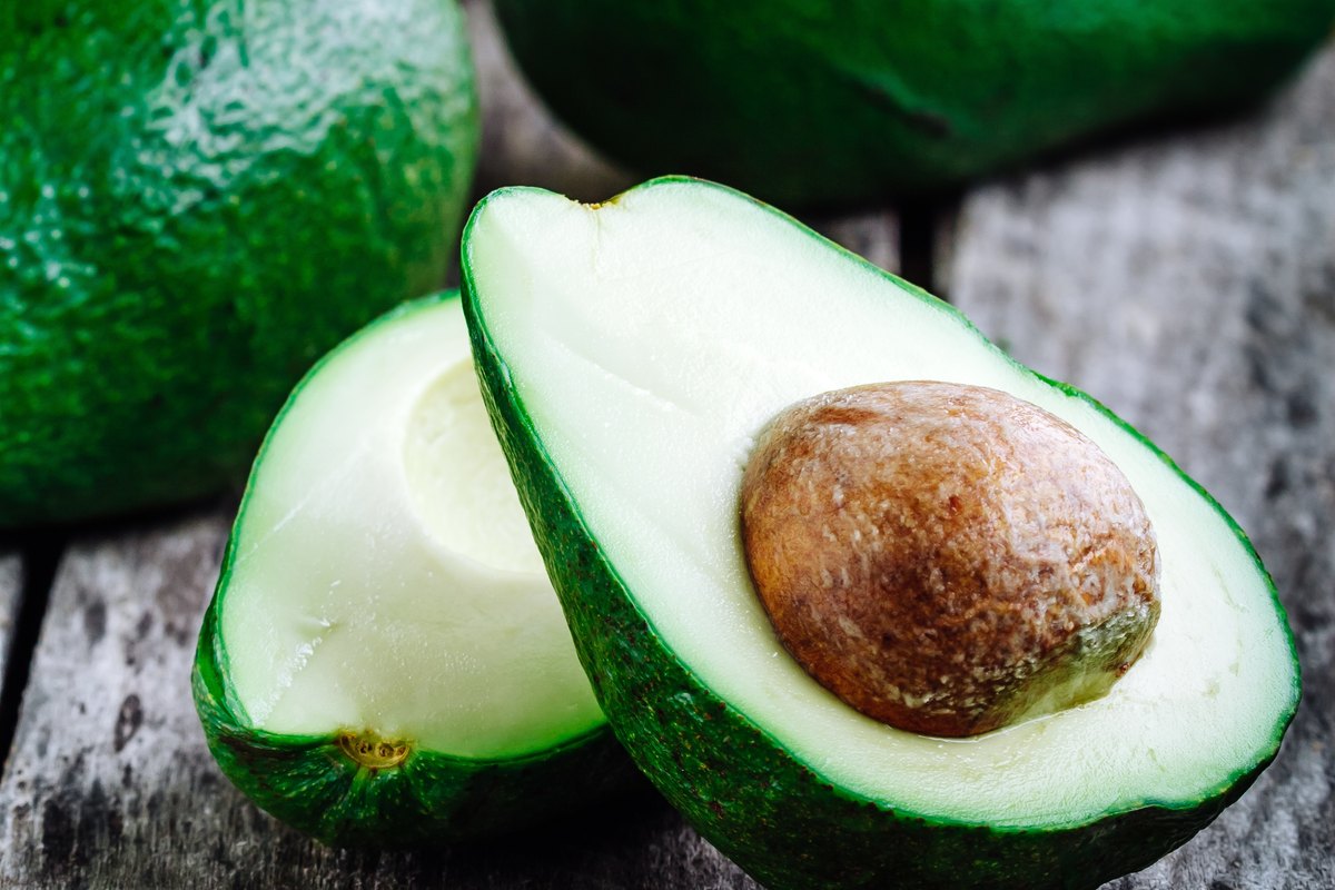 Aufgeschnittene Avocado mit Kern