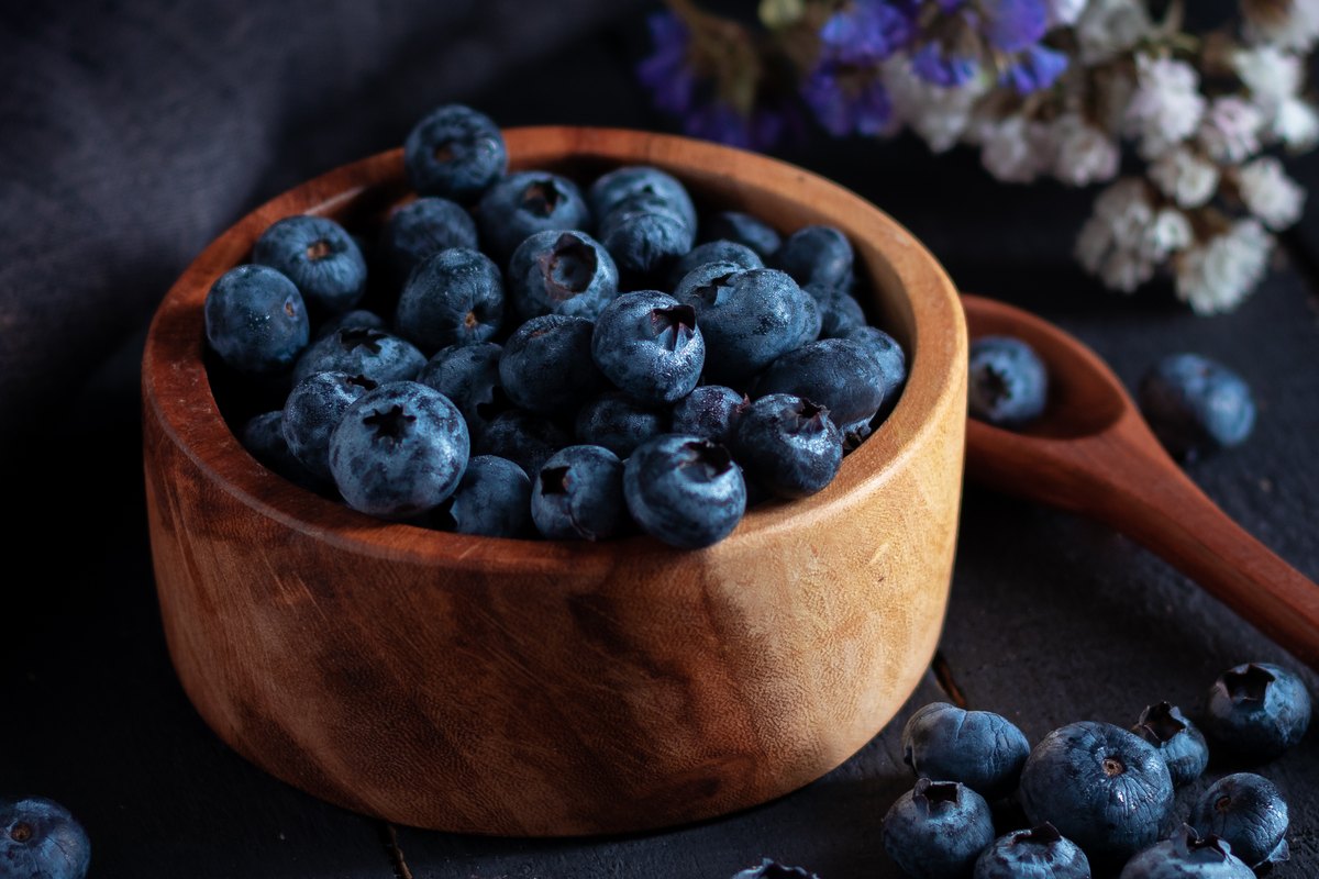 Blaubeeren in einer Holzschale